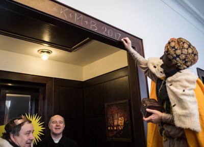 Nápis K+M+B (Christus mansionem benedicat neboli Kristus požehnej tomuto domu) zdobí zárubně v předpokoji primátorovy pracovny. Foto: L. Kaboň