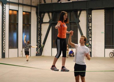 Slackline je vlastně moderní provazochodectví. Chcete si ho vyzkoušet? Přijďte do Trojhalí!  Foto: archív