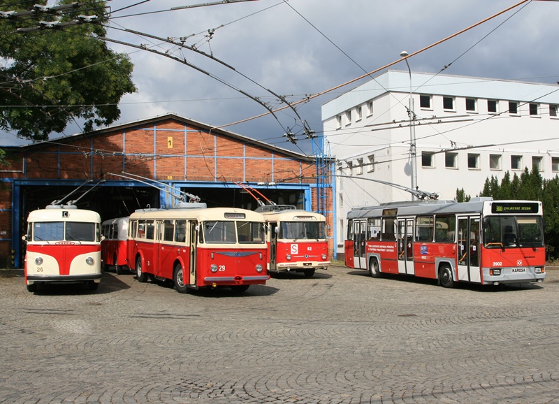 Skvosty z historické garáže DPO. Zleva trolejbusy Tatra 400, Škoda 8 Tr, Škoda 9 Tr a Škoda-Karosa 17 Tr. Vozy jsou seřazeny od nejstaršího po nejnovější. Foto: B. Krzyžanek