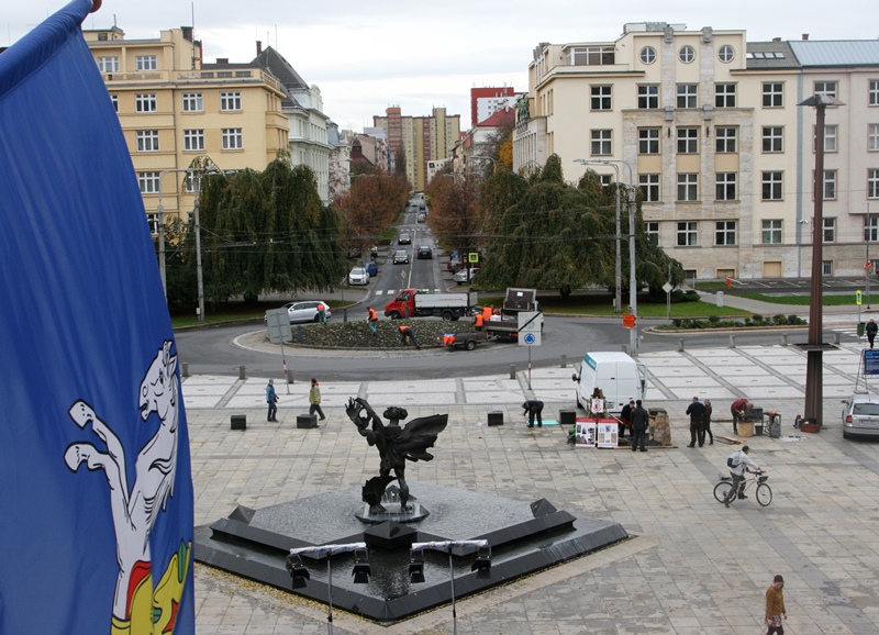 Práce na úpravě kruhového objezdu začaly již v sobotu 28. října. Foto: Bohuslav Krzyžanek Práce na úpravě kruhového objezdu začaly již v sobotu 28. října. Foto: Bohuslav Krzyžanek