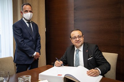 Velvyslanec Turecka Egemen Bagis se zapisuje do pamětní knihy, přihlíží primátor Tomáš Macura. Foto: Lukáš Kaboň