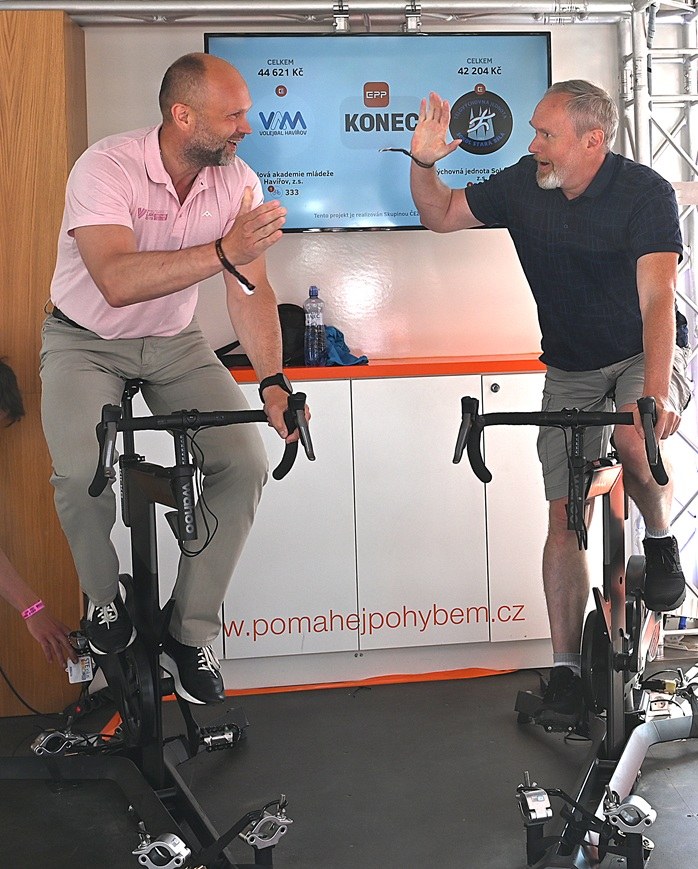 Dobročinné Oranžové kolo si nenechal ujít ani náměstek primátora Břetislav Riger (vpravo). Zde v souboji s hejtmanem Josefem Bělicou. Foto: ostravabeachpro.cz