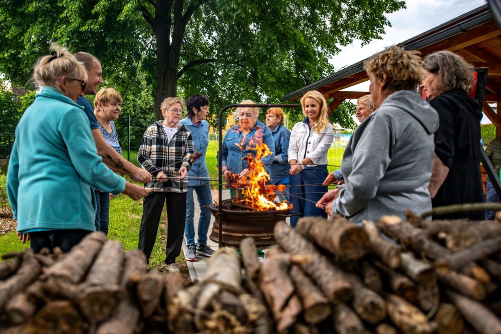 Slavnostní otevření, včetně opékání buřtů, si užila také náměstkyně primátora Lucie Baránková Vilamová