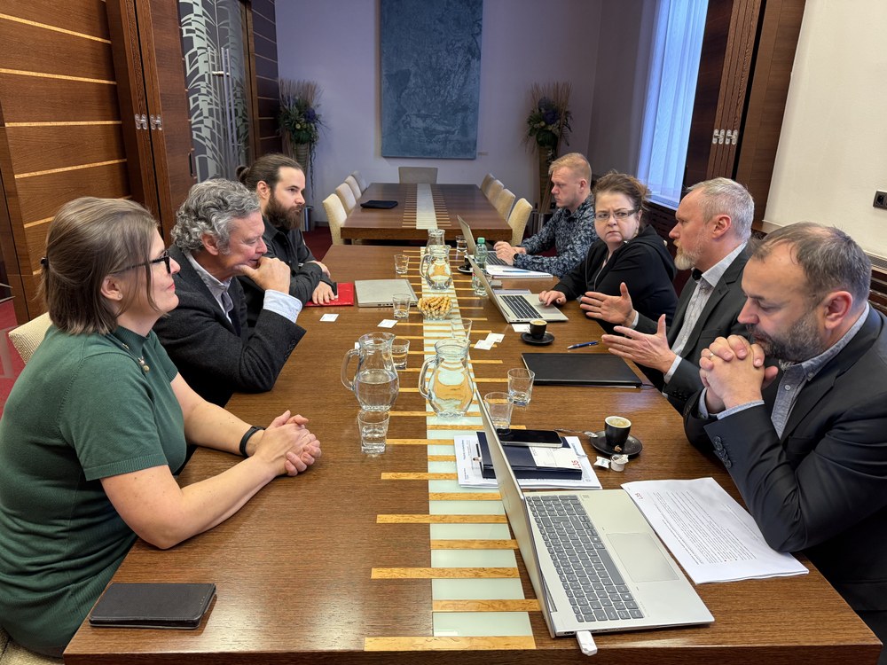 Náměstek primátora Břetislav Riger v diskusi se zástupci studia 
