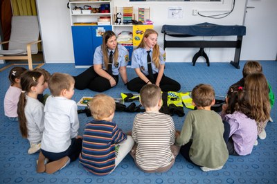 Strážnice Městské policie Ostrava s dětmi, v průběhu preventivního programu. Foto: Lukáš Kaboň