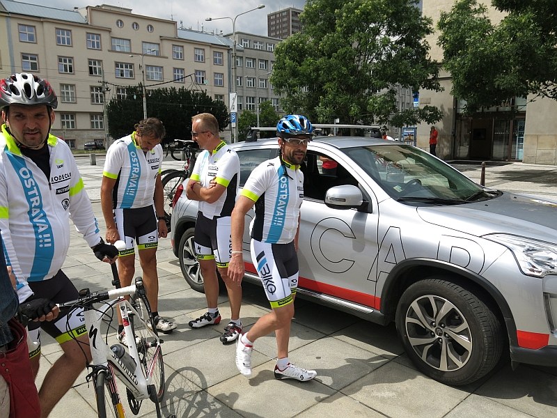 Ostravský tým s doprovodným vozidlem.
