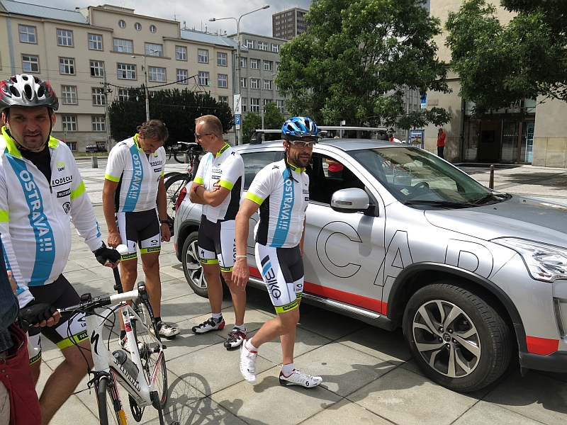 Ostravský tým s doprovodným vozidlem.