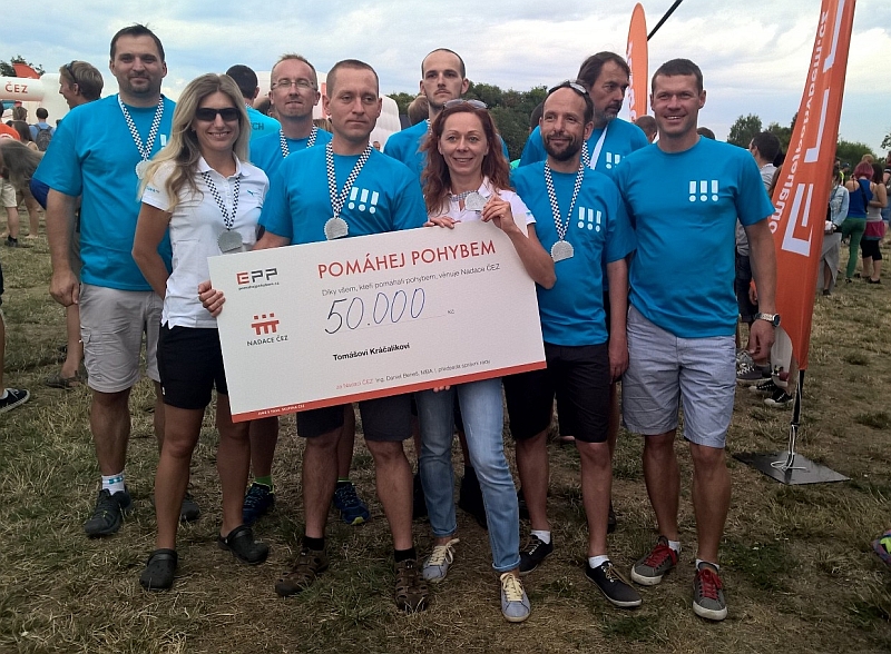 Převzetí šeku na 50 tisíc korun pro Tomáše Kráčalíka.