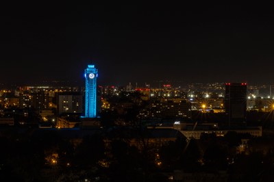 Tyrkysově nasvícená ostravská Nová radnice. Foto: Jiří Zerzoň