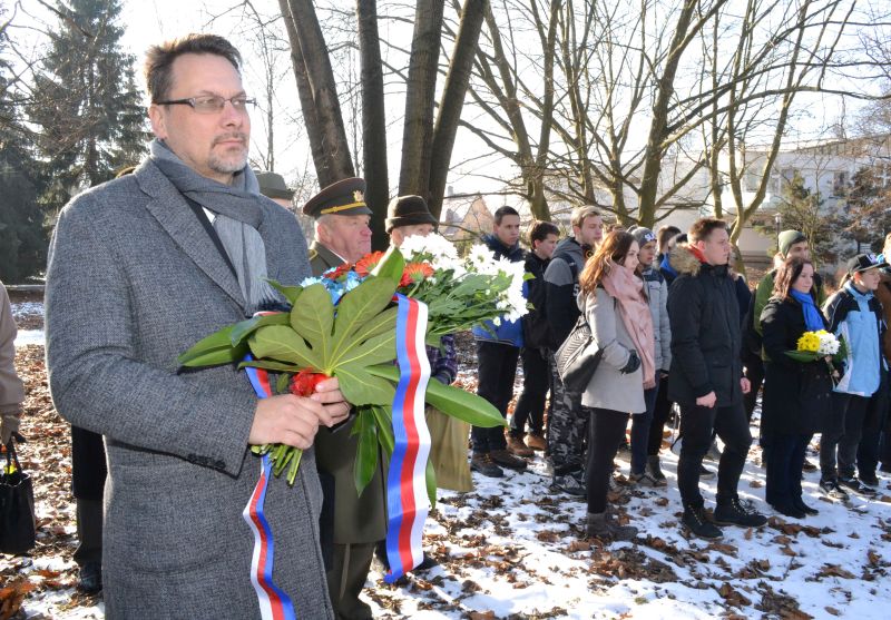 Náměstek primátora Michal Mariánek s kyticí, kterou položil k památníku. Foto: R. Stejskal 