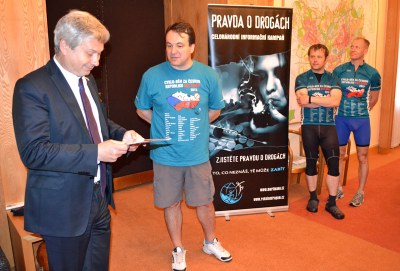 Petr Kajnar s účastníky cyklo-běhu Foto: L. Vidlička