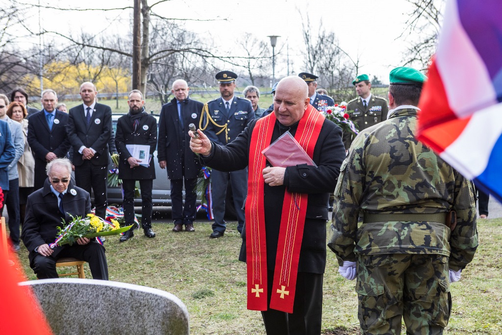 Farář Miroslav Straka požehnal památníku. 