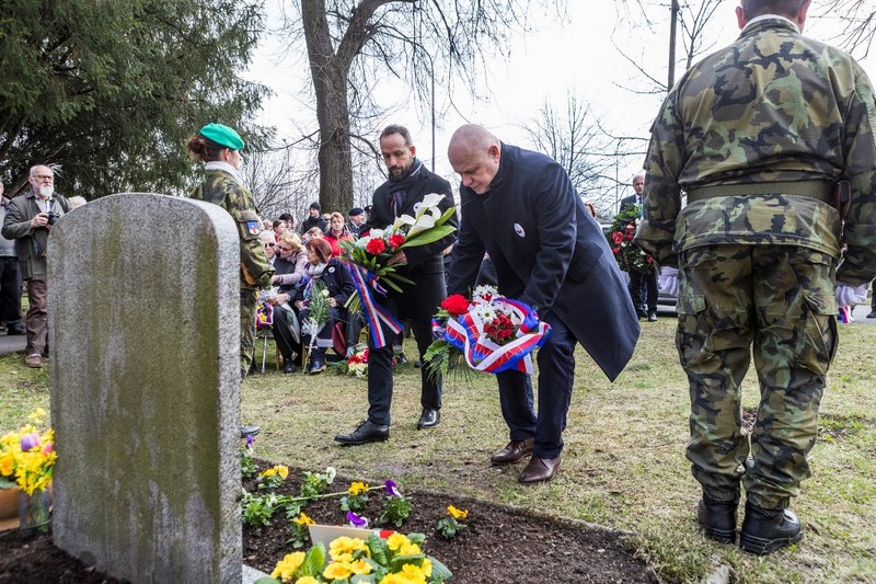 K památníku položili kytice také primátor Tomáš Macura a náměstek hejtmana Jaroslav Kania.   K památníku položili kytice také primátor Tomáš Macura a náměstek hejtmana Jaroslav Kania.