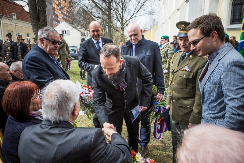 Primátor Tomáš Macura se zdraví s příbuznými obou letců. 