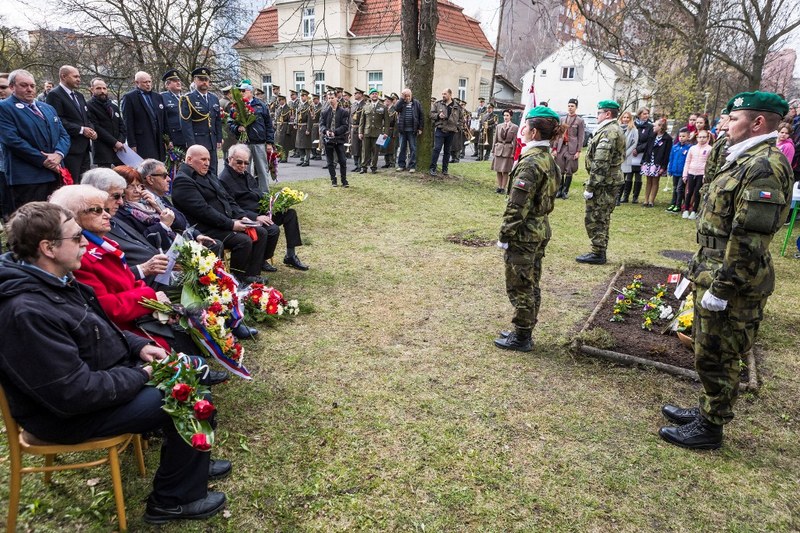 Účastníci vzpomínkového setkání. 