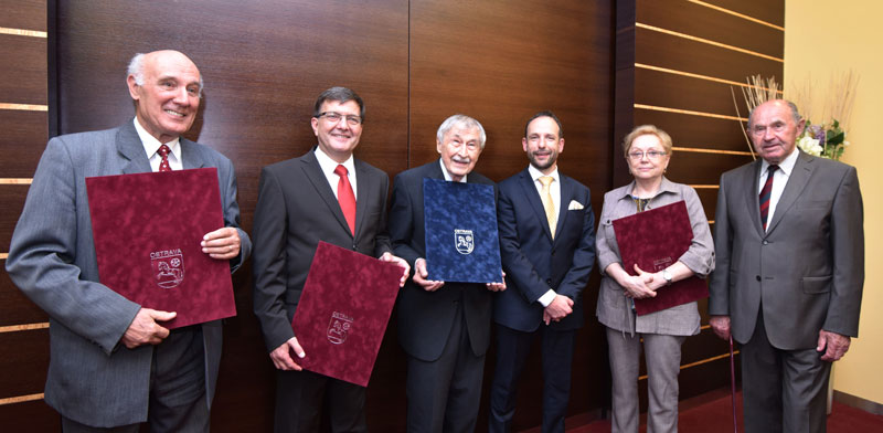 Laureáti cen města Ostravy (zleva) Milan Báchorek, Jaromír Javůrek, Rajko Doleček, primátor Tomáš Macura, vdova po Vladimíru Macurovi Naděžda a Oldřich Jurák. Foto: L. Kaboň Laureáti cen města Ostravy (zleva) Milan Báchorek, Jaromír Javůrek, Rajko Doleček, primátor Tomáš Macura, vdova po Vladimíru Macurovi Naděžda a Oldřich Jurák. Foto: L. Kaboň