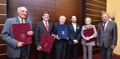 Laureáti cen města Ostravy (zleva) Milan Báchorek, Jaromír Javůrek, Rajko Doleček, primátor Tomáš Macura, vdova po Vladimíru Macurovi Naděžda a Oldřich Jurák. Foto: L. Kaboň