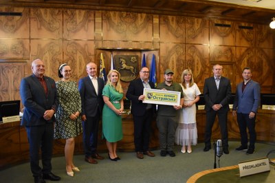 Konotopský starosta Artem Semenikhin (čtvrtý zprava) při setkání s vedením města. Foto: MMO