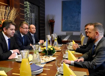 Velvyslanec Jevhen Perebyjnis (vlevo) jedná s primátorem Tomášem Macurou. Foto: René Stejskal