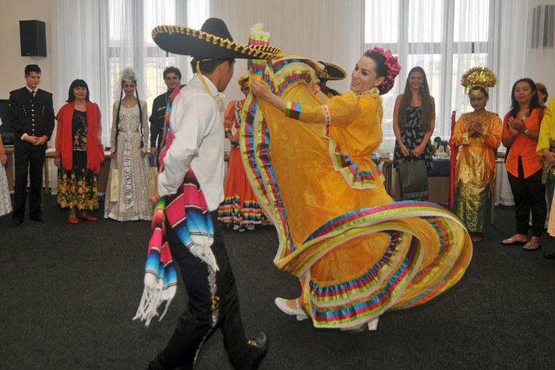 Ulice a náměstí v zajetí folkloru Ulice a náměstí v zajetí folkloru