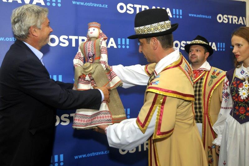 Běloruský Lěľ předal primátorovi krojovanou panenku.