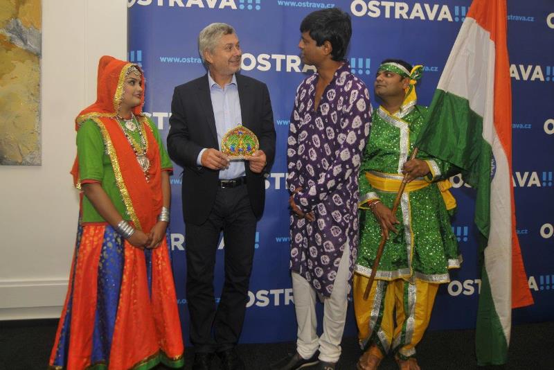 P. Kajnar s členy souboru Spandan z indického Ahmadábádu.