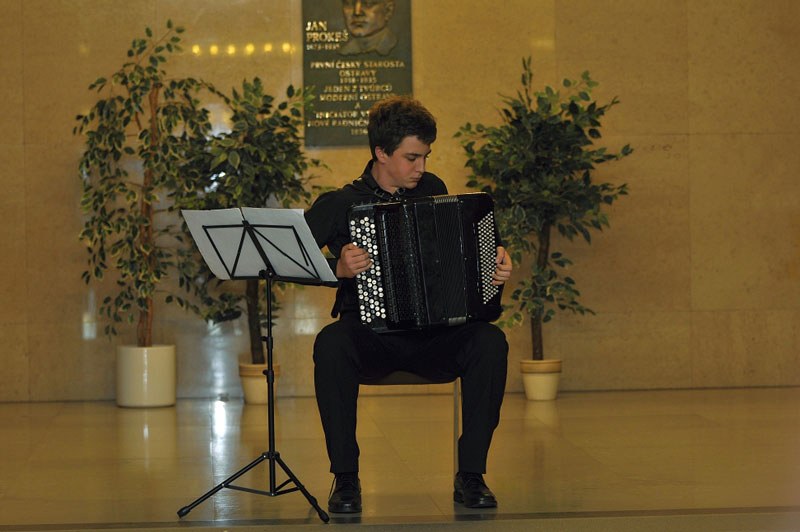 Jan Masnica přispěl k atmosféře hrou na akordeon