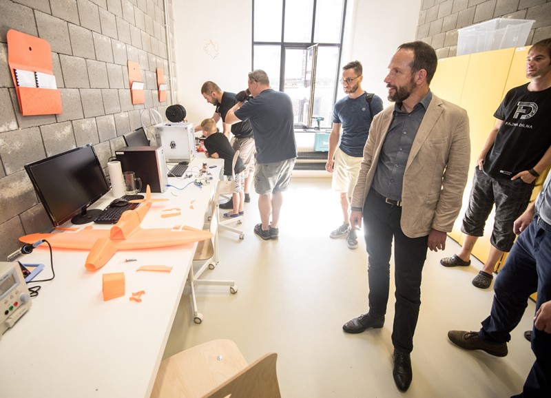 Primátor Tomáš Macura v dílně 3D a ARDUINO. Foto: L. Kaboň Primátor Tomáš Macura v dílně 3D a ARDUINO. Foto: L. Kaboň