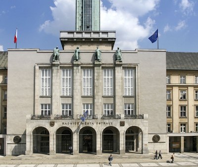 Na snímku: Také do přístavby na Sokolské bude možno vstoupit pouze přes středový vchod radnice