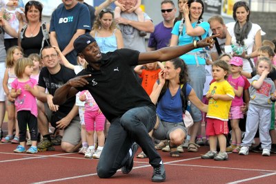 Usain Bolt mezi dětmi na vítkovickém stadionu   SNÍMKY: Jiří Urban