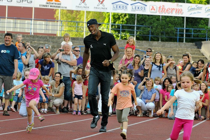 Bolt se mezi dětmi dobře bavil