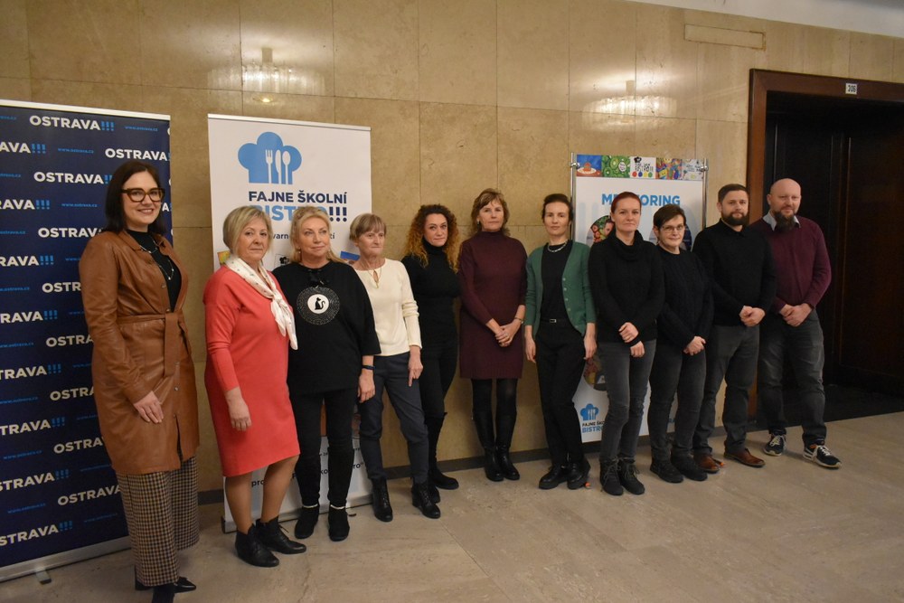 Radní Andrea Hoffmannová (zcela vlevo) s oceněnými zástupci škol, zapojenými do projektu Fajne školní bistro. Foto: MMO