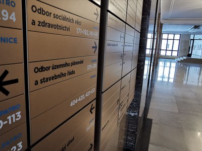 Orientační cedule s aktualizovaným názvem odboru. Foto: Petr Havránek
