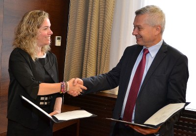 Primátor Petr Kajnar a ředitelka Jitka Bureš si předávají podepsané výtisky smlouvy. Foto: P. Havránek 