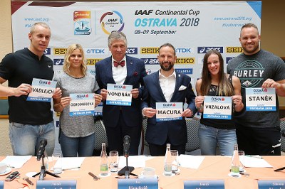 Startovní čísla našim atletům v týmu Evropa předali na tiskové konferenci v Praze primátor Tomáš Macura a hejtman Ivo Vondrák.