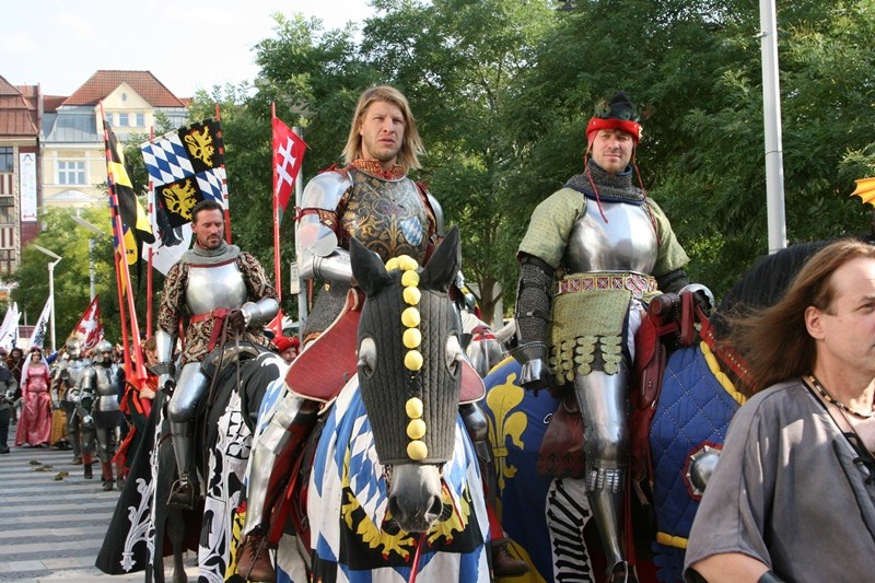Mezi účastníky historckého průvodu poutali pozornost hrdí rytíři na koních. Mezi účastníky historckého průvodu poutali pozornost hrdí rytíři na koních.