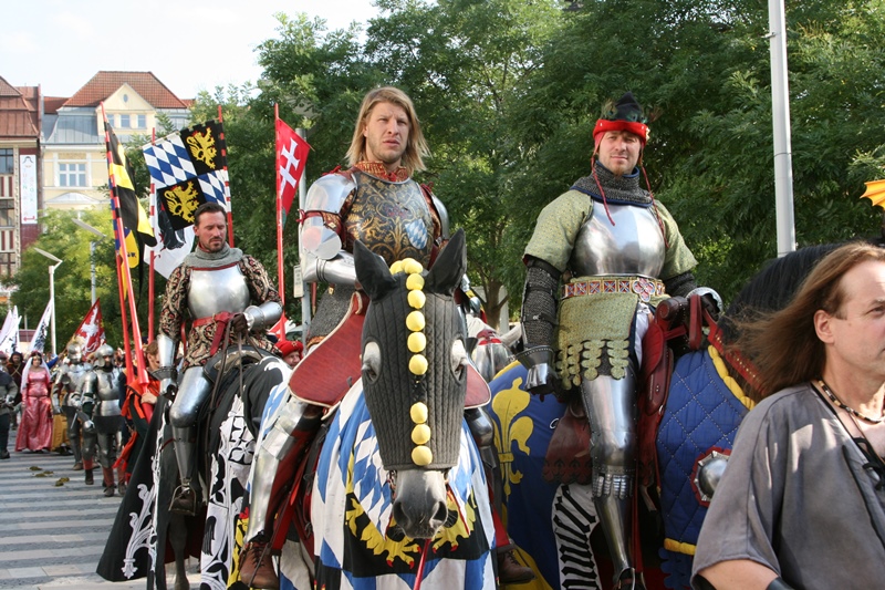 Mezi účastníky historckého průvodu poutali pozornost hrdí rytíři na koních.