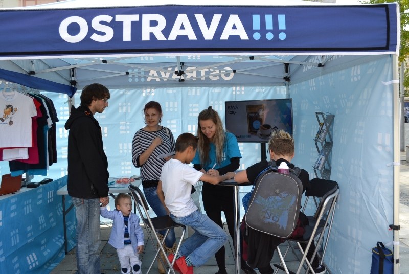 Odávžlivci soutěží v ostravském stánku ve znalostním kvizu, kde každý získá odměnu. Odávžlivci soutěží v ostravském stánku ve znalostním kvizu, kde každý získá odměnu.