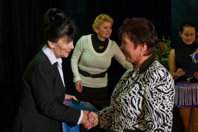 K foto: Marta Szücsová (vpravo)  děkuje Aleně Formánkové z  MŠ Zelená v Mariánských Horách