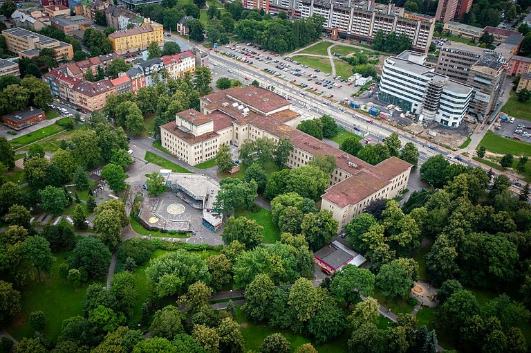 V architektonické soutěži na koncertní halu zůstává čtveřice studií