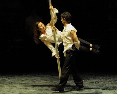 K foto: Pavlína Kafková a Rodion Zelenkov v multižánrovém divadelním projektu