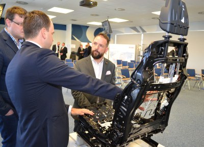Primátor Tomáš Macura (vpravo) si prohlíží sedadlo do automobilu, které je jedním z produktů společnosti Brose. Foto: René Stejskal