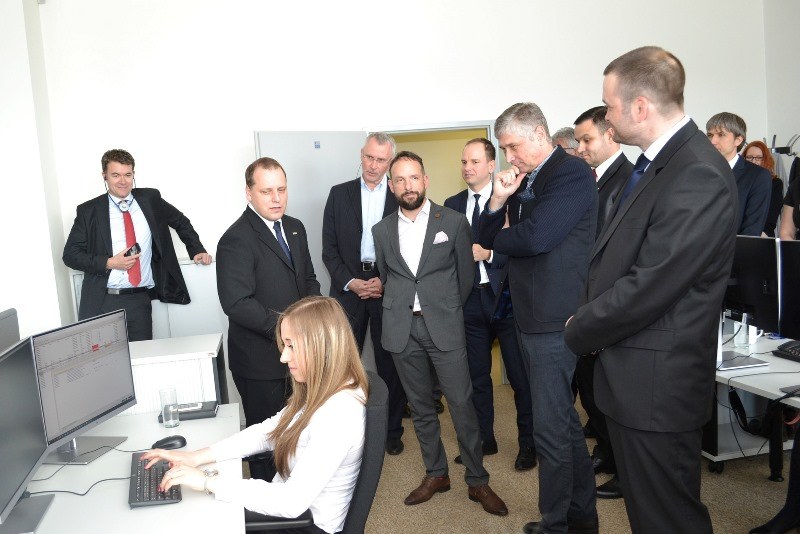 Primátor Tomáš Macura a další hosté si prohlédli prostory servisního střediska IT služeb. Primátor Tomáš Macura a další hosté si prohlédli prostory servisního střediska IT služeb.