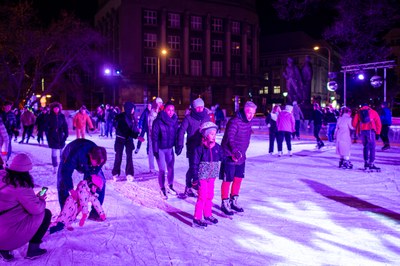 Vánoční kluziště se těší velké oblibě. Foto: Lukáš Kaboň