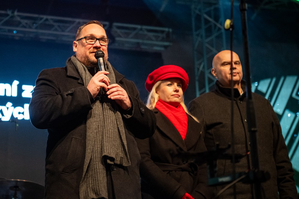 Ostravský primátor Jan Dohnal s náměstkyní Lucií Baránkovou Vilamovou a starostou centrálního obvodu Petrem Veselkou při zahájení Ostravských Vánoc 2025. Foto: Lukáš Kaboň