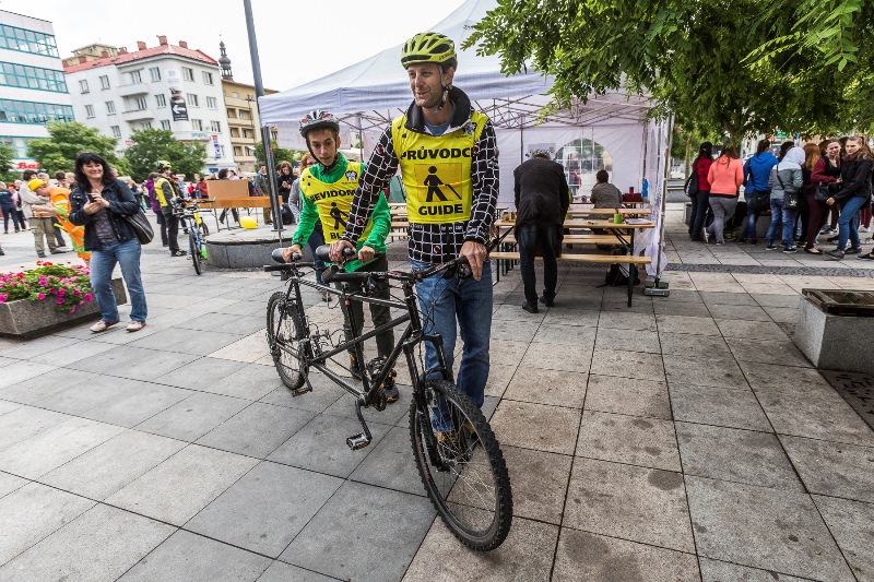 Může jezdit nevidomý na kole? Ano – s doprovodem.