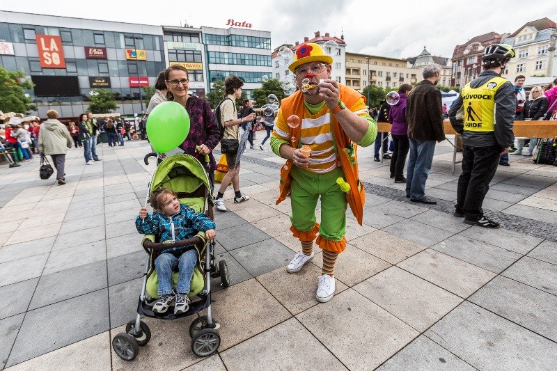 O dobrou náladu, zejména dětí, se starají klauni.