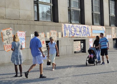 Ostrava si před rokem připomenula 50. výročí okupace vojsky Varšavské smlouvy. Dobrovolníci v centru města rozvěsili plakáty s autentickými texty z roku 1968. Foto: René Stejskal