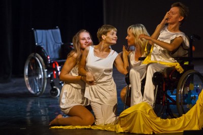 Na snímcích Jiřího Zerzoně záběry ze společných představení zdravých a handicapovaných umělců.