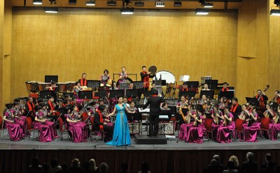 Shaanxi Broadcasting Chinese Orchestra se sólistkou pěvkyní Li Ya Foto: J. Urban